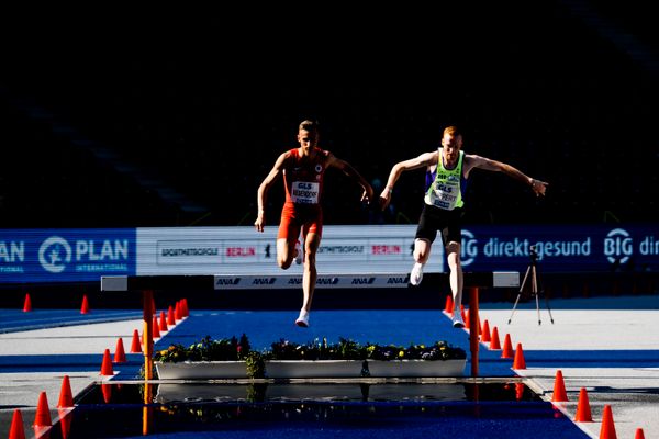 Karl Bebendorf (Dresdner SC 1898) und Frederik Ruppert (SC Myhl LA) ueber 3000m Hindernis waehrend der deutschen Leichtathletik-Meisterschaften im Olympiastadion am 26.06.2022 in Berlin